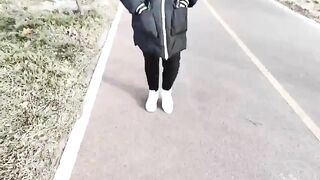 陪兄弟媽媽公園散步，硬是讓她給我小樹林口一炮、超爽