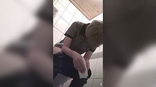 快餐店女廁偷拍小姐姐方便-03