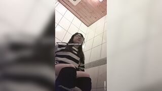 快餐店女廁偷拍小姐姐方便-05