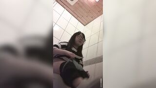 快餐店女廁偷拍小姐姐方便-05