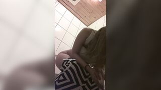 快餐店女廁偷拍小姐姐方便-07