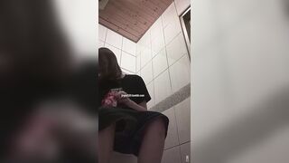 快餐店女廁偷拍小姐姐方便-11