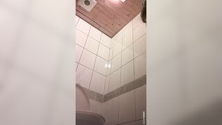 快餐店女廁偷拍小姐姐方便-13