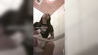 快餐店女廁偷拍小姐姐方便-13