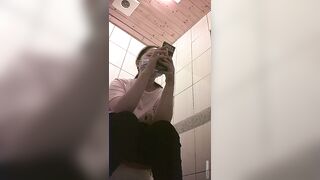 快餐店女廁偷拍小姐姐方便-15