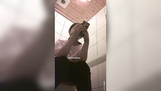 快餐店女廁偷拍小姐姐方便-15