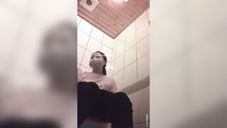 快餐店女廁偷拍小姐姐方便-15