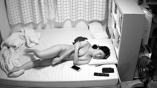 家庭攝影機偷拍，沒有男友的無毛B美女小姐姐脫光光拿出假屌自慰