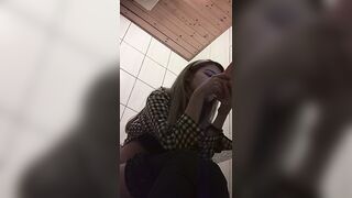 快餐店女廁偷拍小姐姐方便-04
