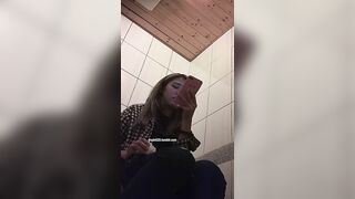 快餐店女廁偷拍小姐姐方便-04