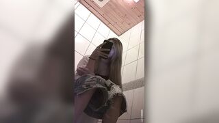 快餐店女廁偷拍小姐姐方便-10