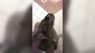 快餐店女廁偷拍小姐姐方便-10