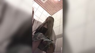快餐店女廁偷拍小姐姐方便-10