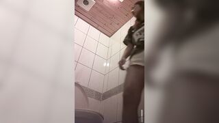 快餐店女廁偷拍小姐姐方便-14