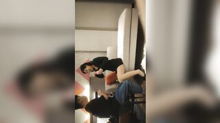 探花加錢哥約炮風騷輕熟女，迫不及待揉揉抱抱，開檔肉絲自慰調情，大屁股騎乘猛操